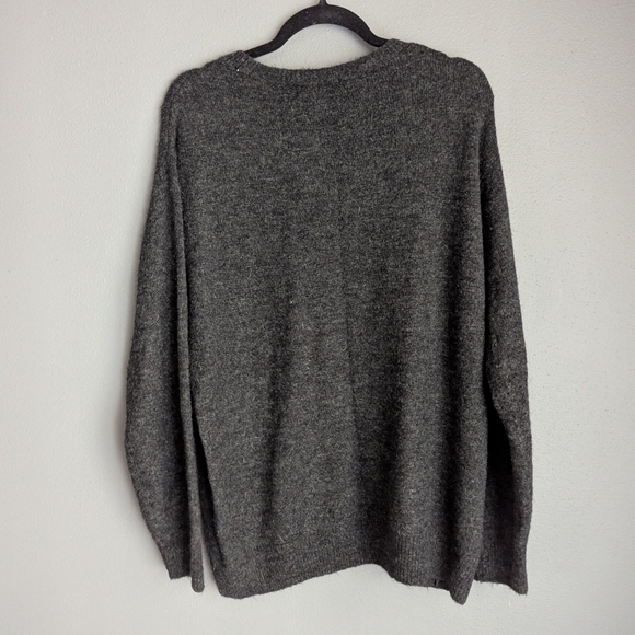 Label of graded goods gray crewneck sweater Christmas theme size large 24x34x28 - Picture 4 of 4